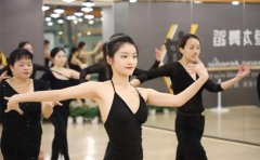 港龙舞蹈为什么学拉丁舞还要学芭蕾呢？有必要吗？