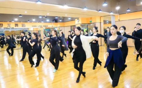 深圳港龙舞蹈开年团训提升整体老师舞蹈技能