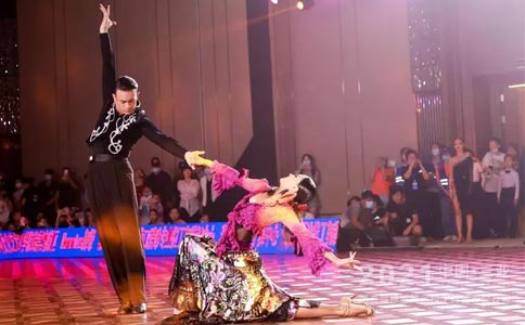 深圳港龙舞蹈一直专注推进国标舞事业（拉丁舞和摩登舞）的艺术化与产业化