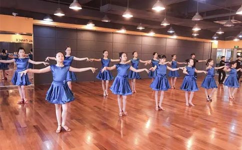 广州港龙舞蹈是一家拥有深厚舞蹈教学功底的学校
