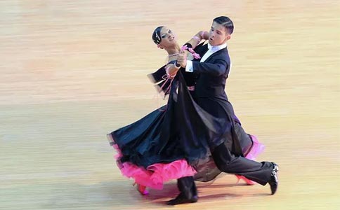 深圳港龙舞蹈为不同年龄段的儿童和成人提供舞蹈培训课