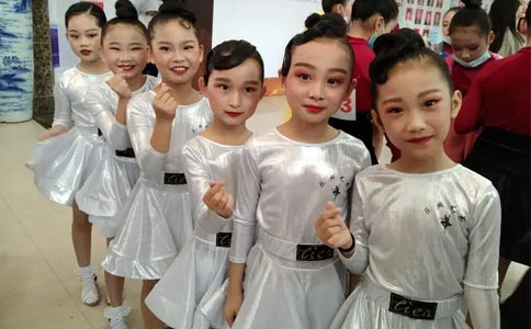 广州港龙舞蹈使用安全系统的拉丁舞教学材料，并让教学经验丰富的专业舞蹈老师进行教学