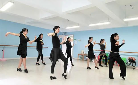 深圳港龙舞蹈不仅提供专业的舞蹈教学，还提供考牌服务