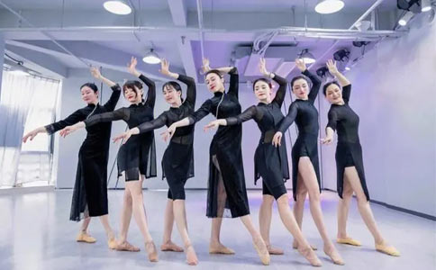 深圳港龙舞蹈学舞就是成为舞蹈老师的渠道之一