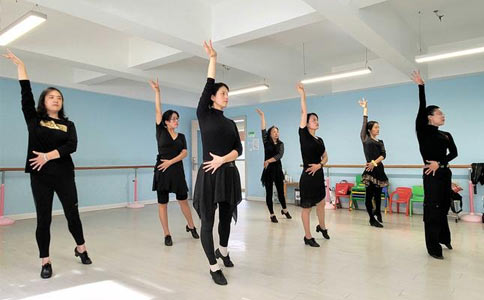 深圳港龙舞蹈根据学员的舞蹈水平进行详细的分班