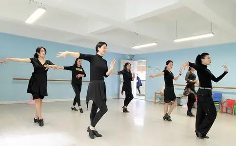 深圳港龙舞蹈提供规格标准的舞蹈教室和各种配备设施