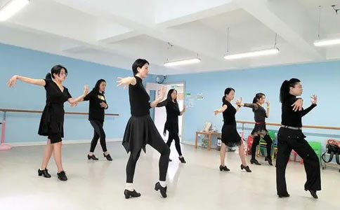 想要找回生活的热情，来深圳港龙舞蹈学习拉丁舞就是一个很好的选择