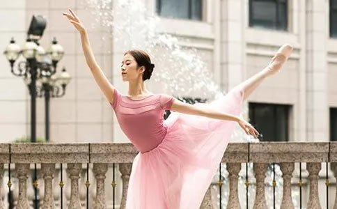深圳港龙舞蹈形体芭蕾舞更注重通过舞蹈动作和肌肉训练来柔和学员的身体，以此达到减肥和身体塑形的目的，难度并不会太大。