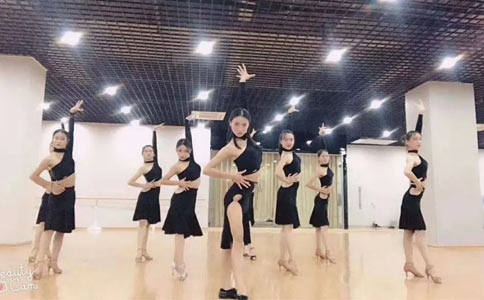 深圳港龙舞蹈不仅提供专业的拉丁舞教学，还会定时展开各种拉丁舞比赛