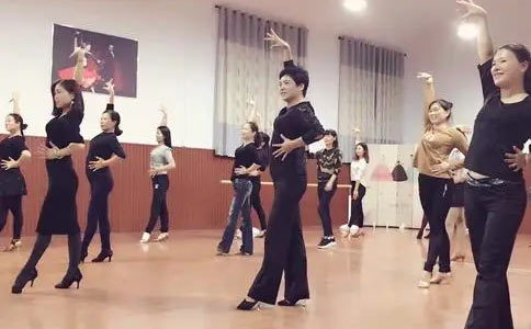 深圳港龙舞蹈满足不同学员的舞蹈需求